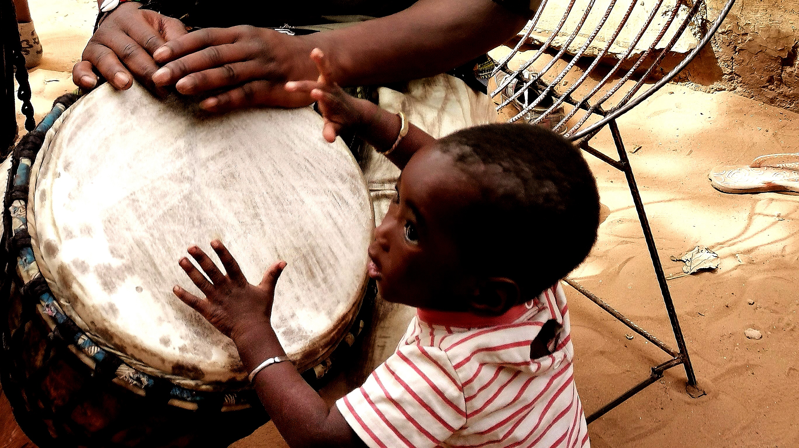 Bebé africano tocando el tambor